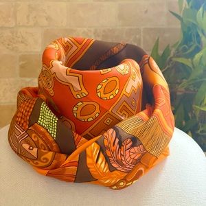HERMÈS Huaca Piru Silk Twill Scarf 90 with Vibrant Colors